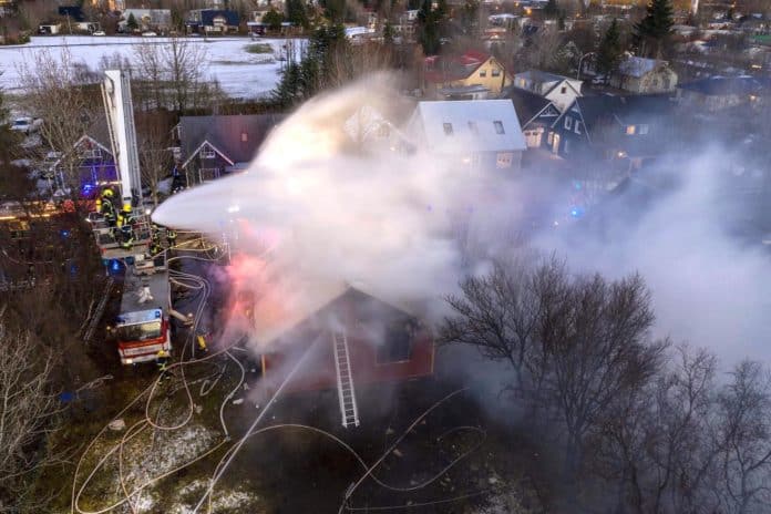 Slökkvistarf á Kirkjuvegi Slökkvistarf á Kirkjuvegi