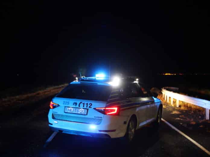 Lögreglubíll á slysstað á Eyrarbakkavegi.