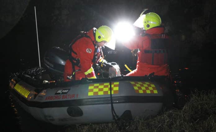 Björgunarsveitarfólk á Ölfusá.