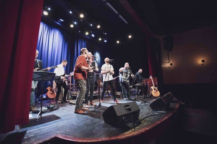 Tónleikar Einars Bárðarsonar í Bæjarbíói í Hafnarfirði.