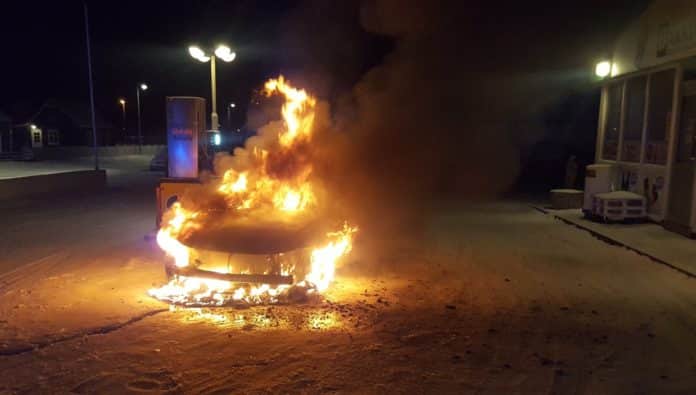 Eldur í bíl á Eyrarbakka.