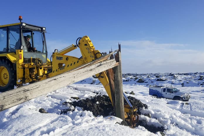 Brotnir rafmagnsstaurar.