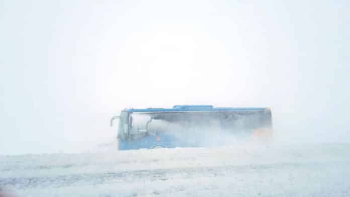 Strætisvagn fauk útaf Þorlákshafnarvegi.