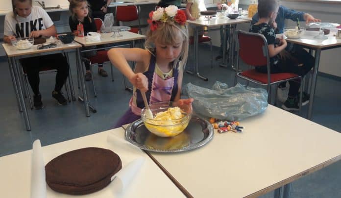 Keppt í kökuskreytingum