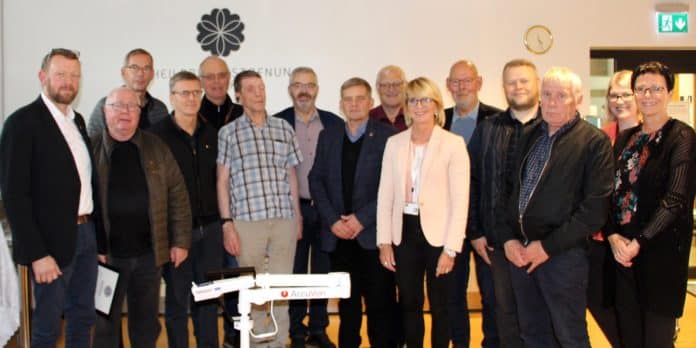 1-Félagar í Lionsklúbbnum ástamt forstjóra og starfsmönnum HSU taka við gjöfunum.