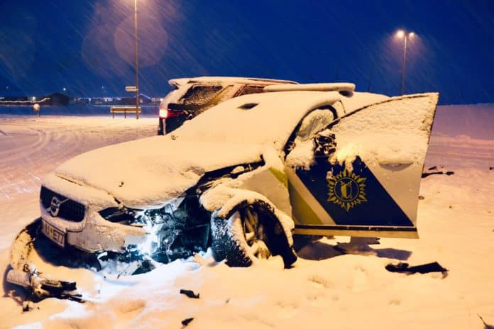 Lögreglubíll í árekstri