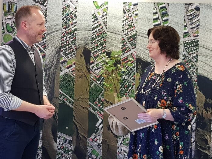 Ráðherra afhendir Ólafíu Jakobsdóttur náttúruverndarviðurkenningu