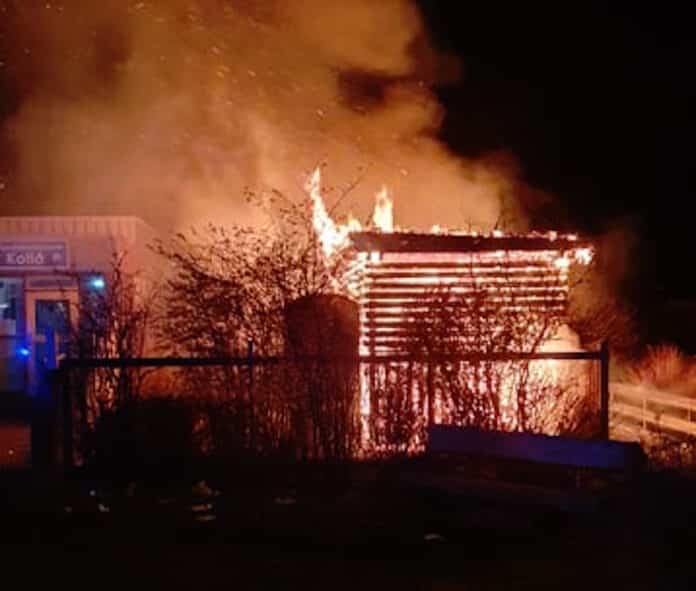 Ruslageymsla brennur