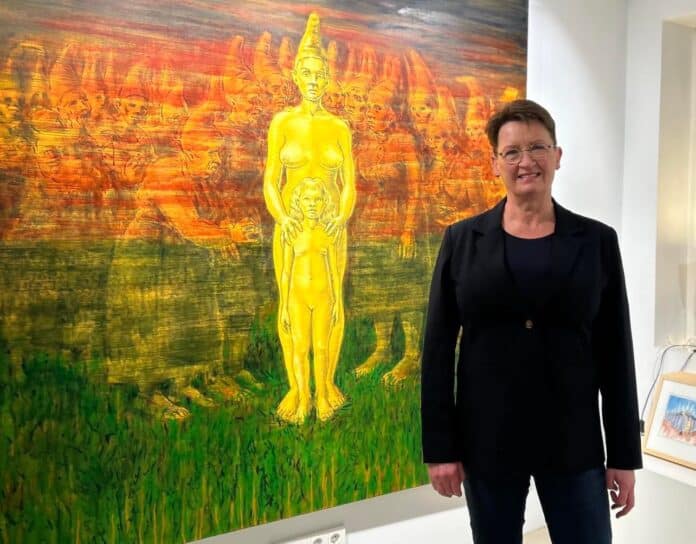 Guðrún við verk sitt í Gallerý Listasel. Ljósmynd/Aðsend