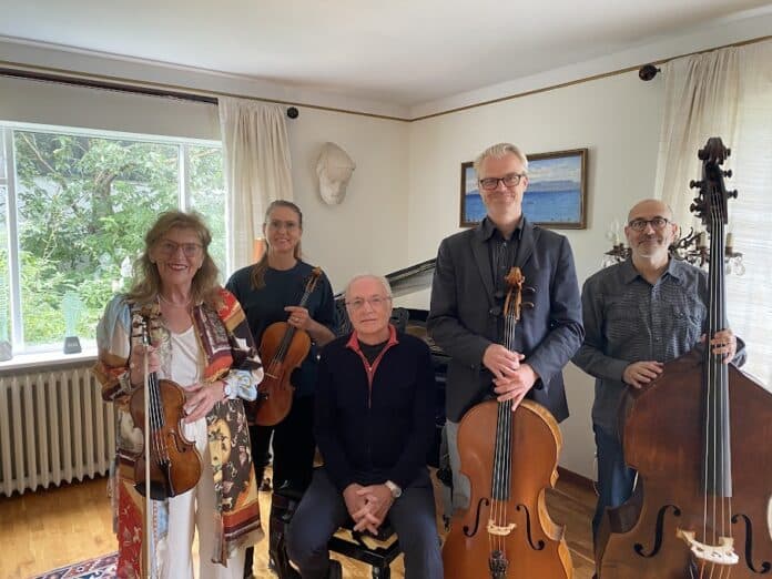 Rut og vinir hennar leika kammertónlist á síðustu Gleðistund sumarsins. Ljósmynd/Aðsend