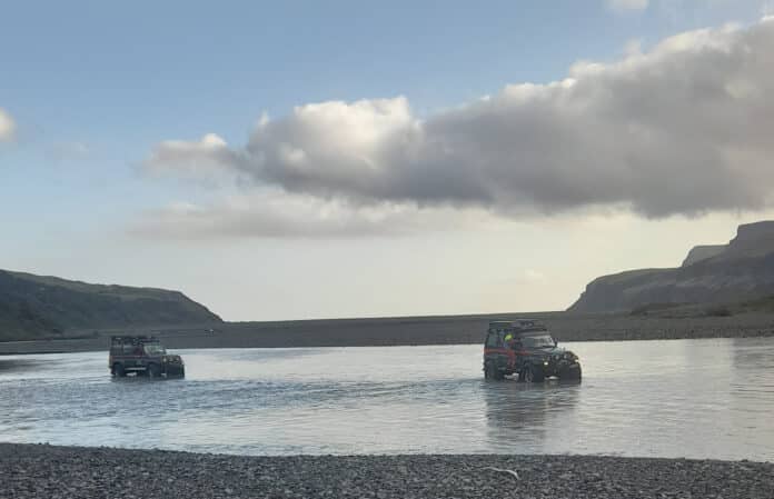 Björgunarsveitir á leið yfir Núpsá í gær. Ljósmynd/Landsbjörg