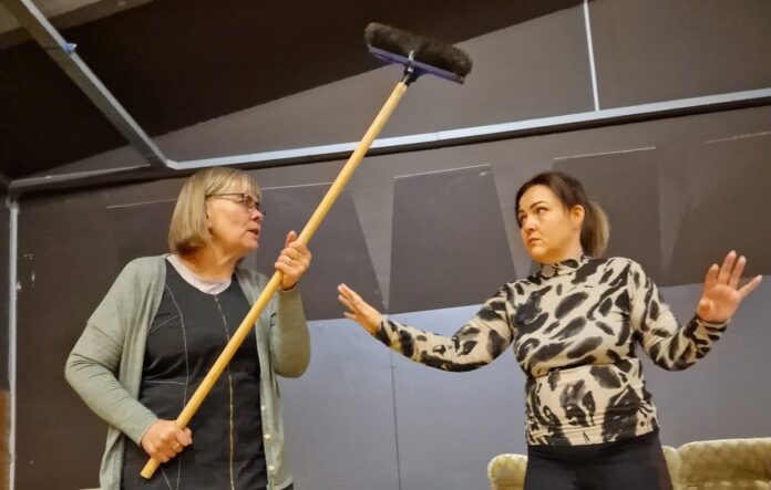 Maður í mislitum sokkum