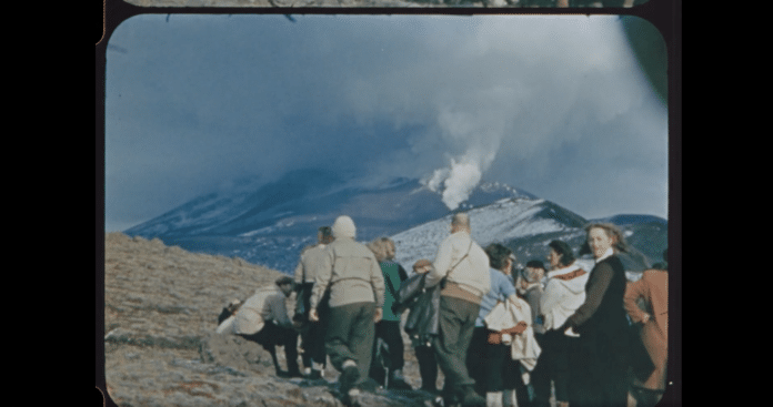 Hópur í skoðunarferð að Heklugosinu árið 1947. Mynd/Kvikmyndasafn Íslands
