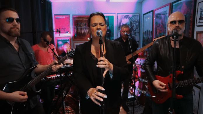 Hr. Eydís í hljóðstofu sveitarinnar á Youtube.