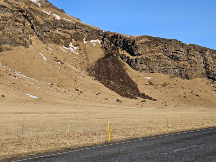 Skriða sem féll í vor austan við Drangshlíð undir Eyjafjöllum. sunnlenska.is/Sigurður Hjálmarsson