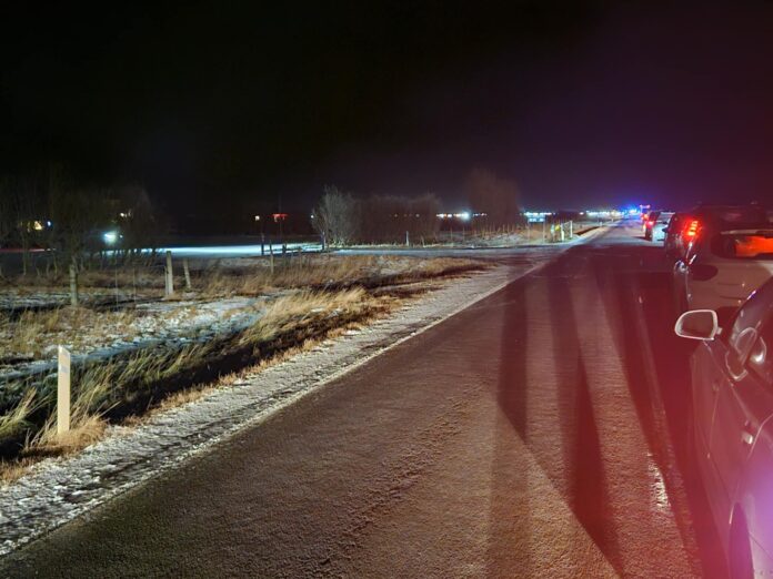 Langar bílaraðir eru beggja vegna slysstaðarins við Heimaland. sunnlenska.is/Sigurður Hjálmarsson
