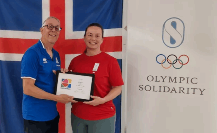 Eva ásamt Tim Swane þjálfarakennara. Ljósmynd/Bogfimisambandið