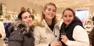 Þessar vinkonur skemmtu sér vel á bleika konukvöldinu í Lindex í gær. sunnlenska.is/Jóhanna Petersen