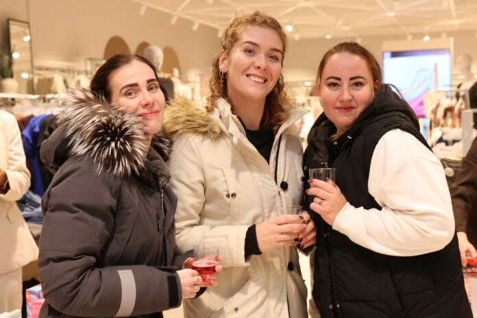 Þessar vinkonur skemmtu sér vel á bleika konukvöldinu í Lindex í gær. sunnlenska.is/Jóhanna Petersen