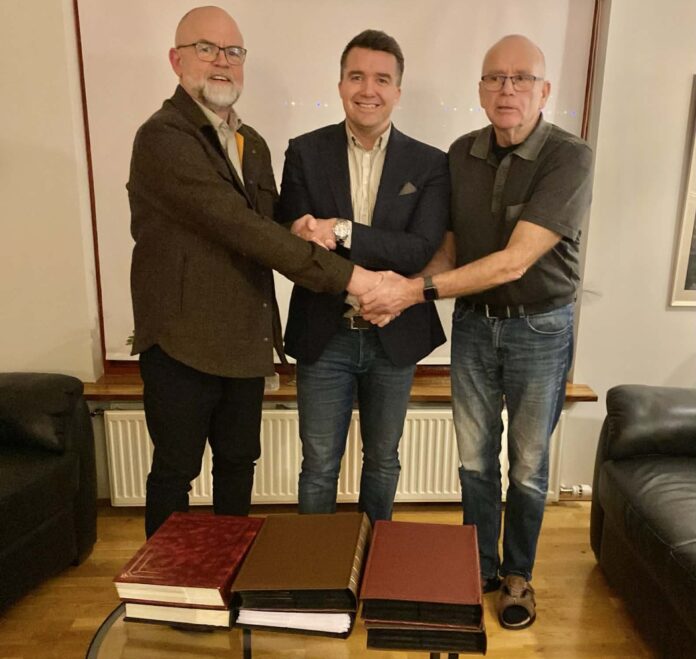 Kjartan Björnsson, Guðjón Bjarni Hálfdánarson formaður knattspyrnudeildarinnar og Ólafur Ragnarsson við afhendingu gjafarinnar. Ljósmynd/Aðsend