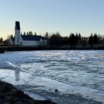 Gengu út á ísinn fyrir neðan Ölfusárbrú