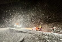 Aðstoðuðu fasta ferðalanga