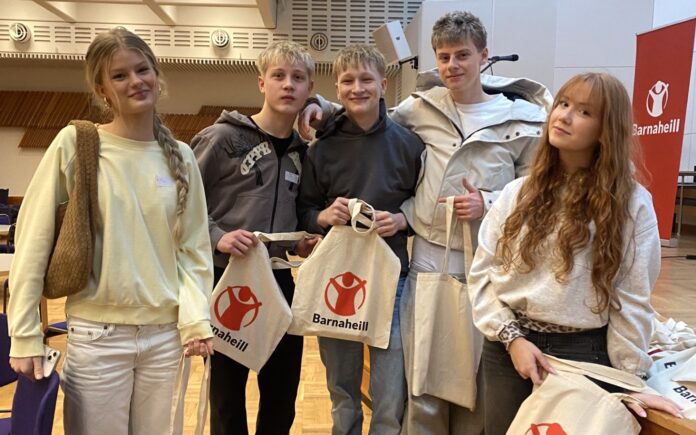 Ungmennaþing FSu_börn með poka