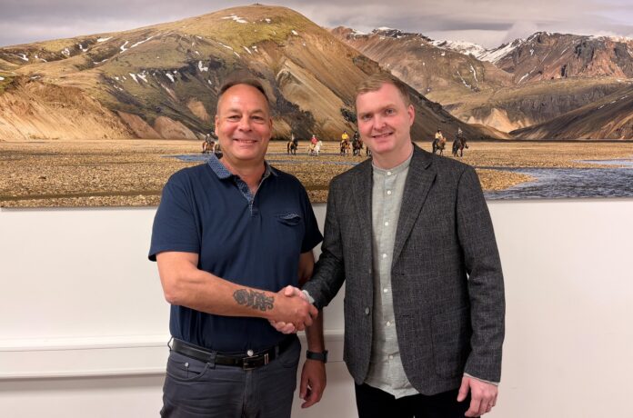 Eggert og Eiríkur við undirritun samnings