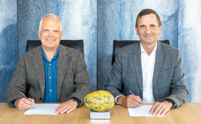 Karl Andreassen, forstjóri Istaks og Hörður Arnarson, forstjóri Landsvirkjunar, skrifa undir 7,5 milljarða kr. samning um byggingu mannvirkja við Sigöldu.