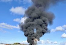 Þykkan reyk lagði frá brennandi plasti