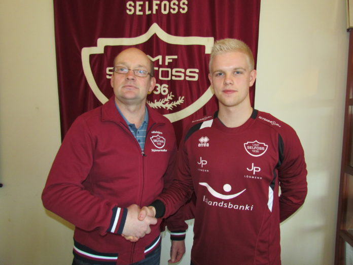 Birkir_skrifar_undir_samning_002_449002645