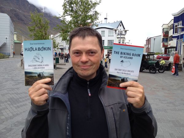 Omar_smari_med_Hjolabokina_a_ensku_og_islensku_795247573