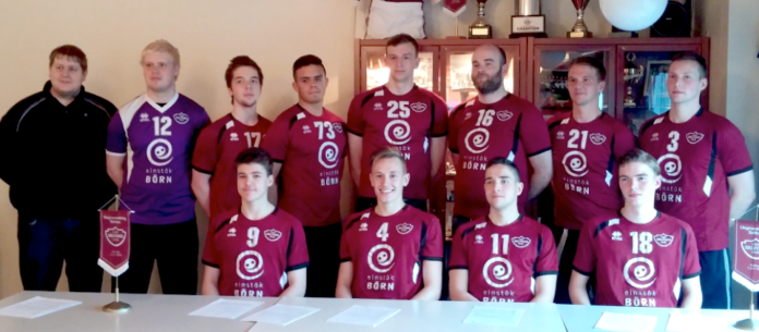 ellefu_leikmenn_skrifa_undir270514_655349038