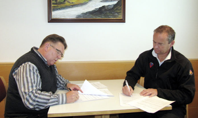 isolfur_lars_samningur2011_653854228